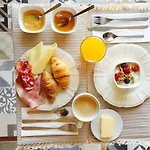The Saints Suites Couette-café